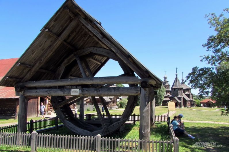 Колёсный (ступальный) колодец в музее деревянного зодчества Суздаля.