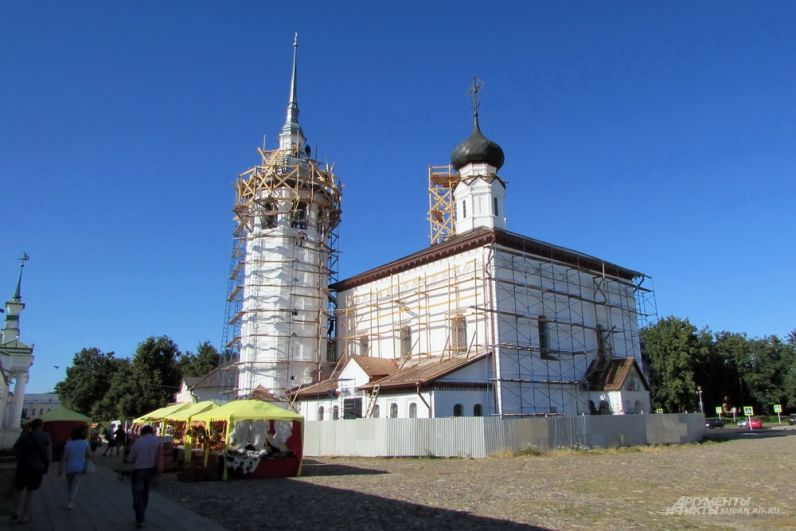 Казанская и Воскресенская церкви на главной площади Суздаля.
