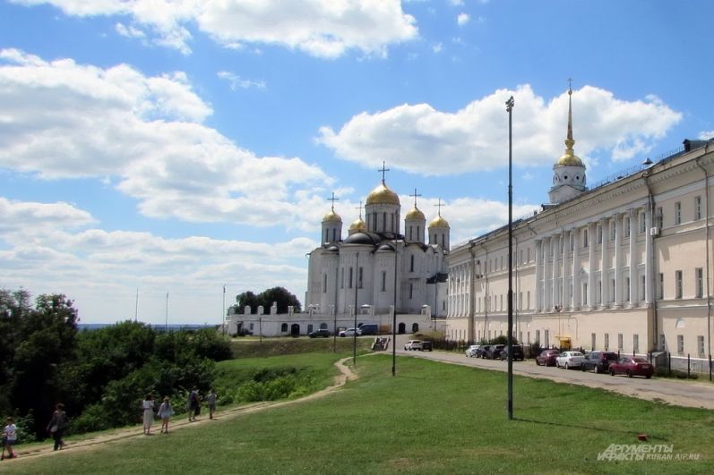 Тропа к Успенскому собору Владимира.