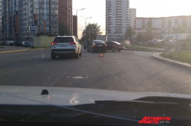 В Перми водители вынуждены ехать по встречной полосе из-за ДТП на Парковом