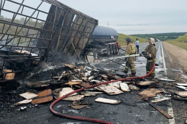 В Нижегородской области на трассе М-7 столкнулись и загорелись три фуры