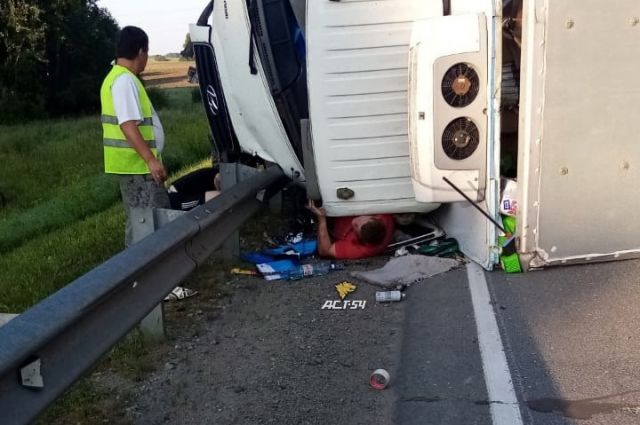 Водителя зажало кабиной грузовика при ДТП в Новосибирской области