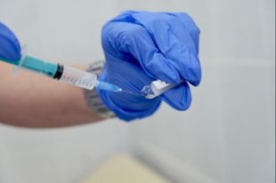 После каждой прививки женщина чувствовала себя плохо ровно через 12 часов — температура поднималась до 37,5, была сильная слабость.