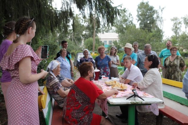 В Каменке Сардана Авксентьева пообщалась и с мэром, и с жителями. Не в офисе – в обычном дворе.