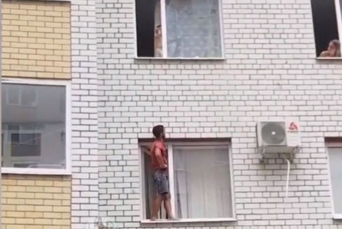 Чуть не выпал. Выпал из окна Ставрополь. Ребенок чуть не выпал из окна. Ребенок выпал из окна Ставрополь. Ставропольская ребенок выпал из окна.