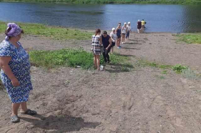 Тушили лопатами и ведрами: жительницы Дедуровки не пустили степной огонь в поселок.
