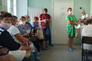 Социальная дистанция в очереди не соблюдается.