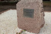 В Оренбурге заложили камень на месте установки будущего бюста летчика-героя Михаила Девятаева.