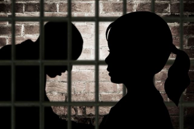 В Оренбурге педофила приговорили к 12,5 годам за насилие над шестилетней падчерицей.