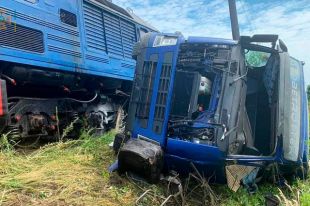 Авария с участием поезда и грузовика: есть пострадавшие