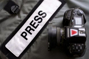Владелец бара избил журналиста из-за съемки