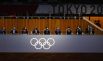 Президент Международного олимпийского комитета Томас Бах и император Японии Нарухито (в центре слева направо) на церемонии открытия на Национальном олимпийском стадионе