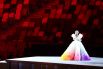 Певица MISIA выступает во время поднятия флага Японии на церемонии открытия на Национальном олимпийском стадионе