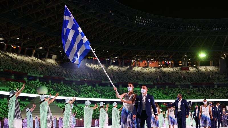 Олимпийская команда Греции во время парада атлетов на Национальном олимпийском стадионе
