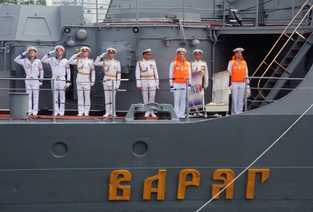 Экипаж гвардейского ракетного крейсера «Варяг» на репетиции парада ко Дню ВМФ во Владивостоке