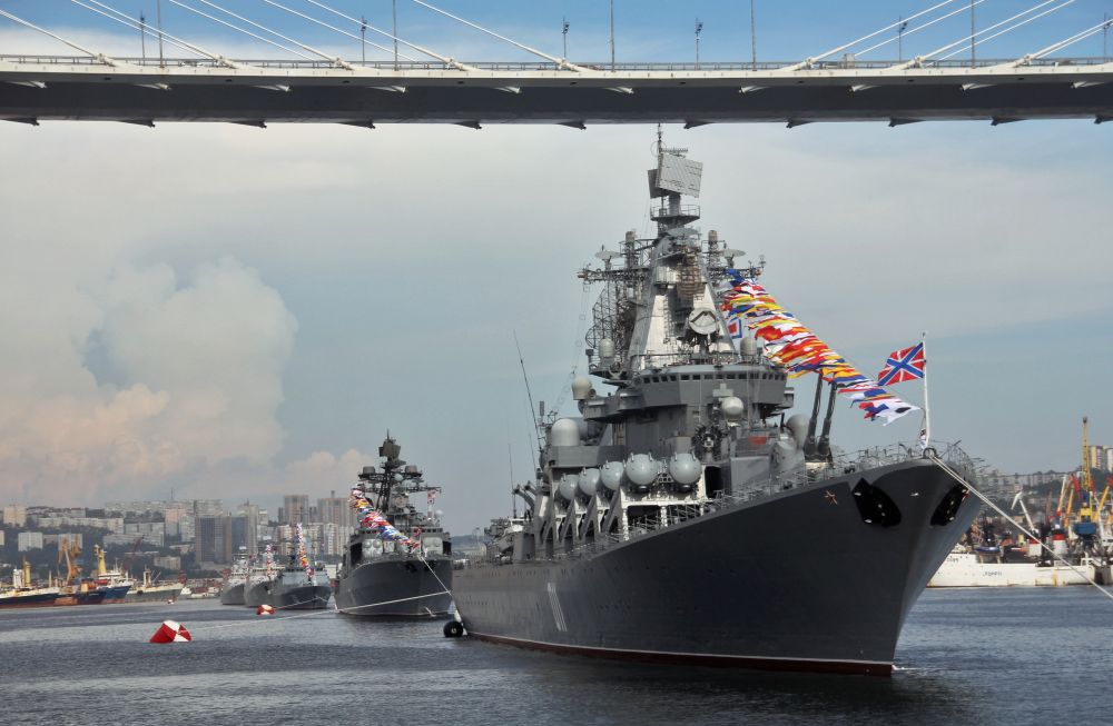 Корабли на репетиции парада ко Дню ВМФ во Владивостоке. Справа: гвардейский ракетный крейсер «Варяг» проекта 11641