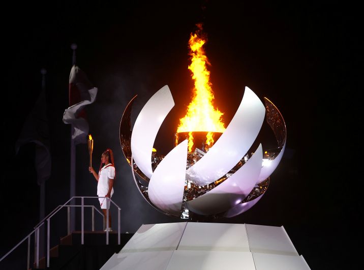 Чаша олимпийского огня на церемонии открытия на Национальном олимпийском стадионе