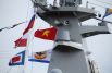 Флаги на ракетном фрегате Военно-морских сил Вьетнама Tran Hung Dao (HQ-015), который участвует в репетиции парада ко Дню ВМФ во Владивостоке