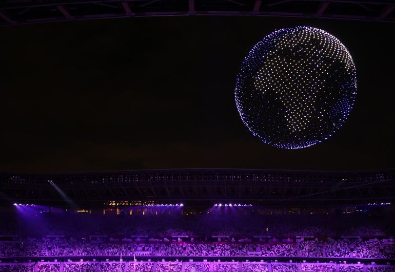 Около 2000 тысяч дронов «нарисовали» в ночном небе Токио эмблему Олимпийских игр во время церемонии открытия Олимпиады