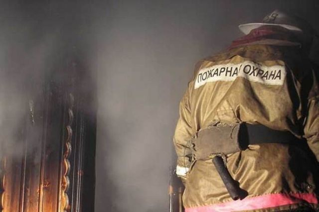 В Палане при пожаре в подъезде жилого дома сгорели двери нескольких квартир