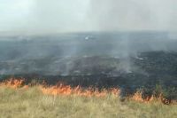 При пожаре в Кваркенском районе полицейские эвакуировали из деревни 19 человек.