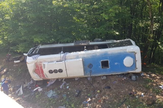 Количество жертв аварии с автобусом в горах Кубани выросло до двух