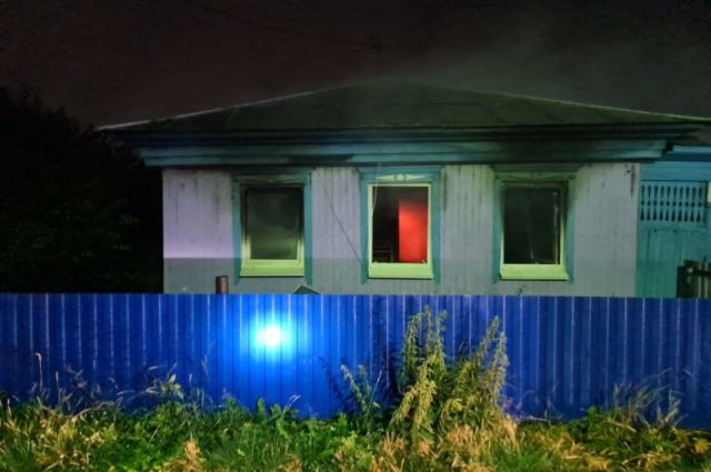 Неравнодушные прохожие спасли семью из горящего дома в Челябинской области