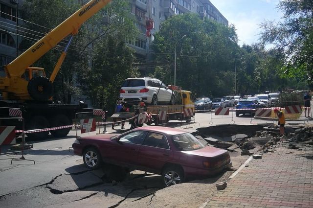 В Хабаровске из-за повреждения водопровода рухнул участок дороги