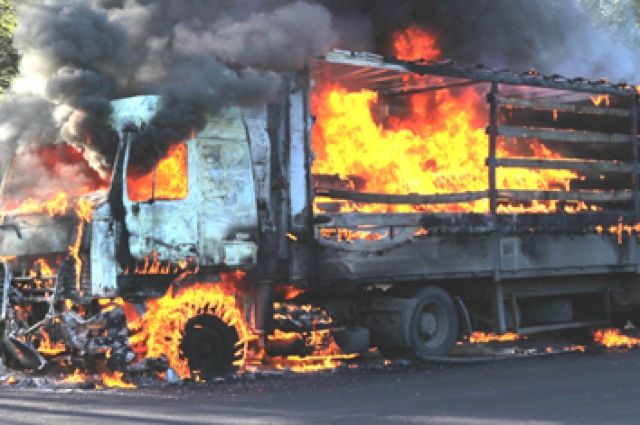 Сгорел грузовик на трассе в Ростовской области