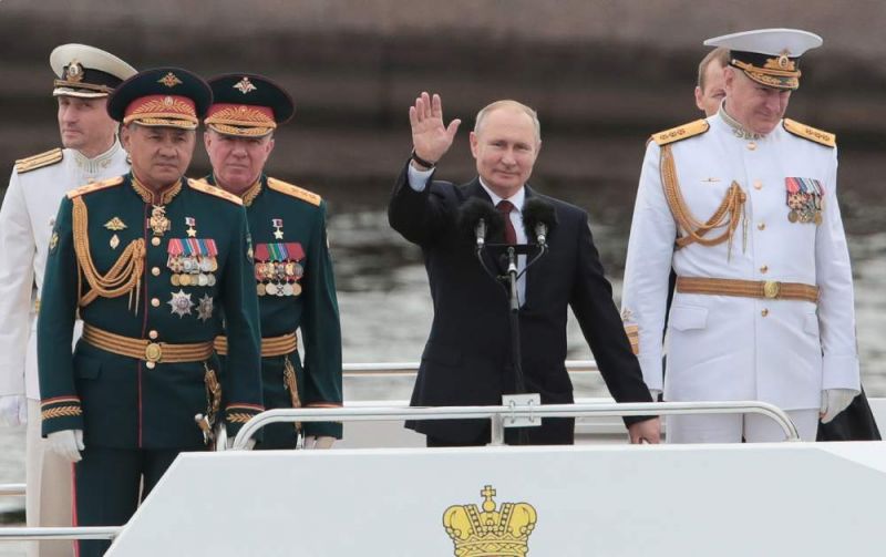 Президент РФ, верховный главнокомандующий Владимир Путин приветствует участников Главного военно-морского парада по случаю Дня Военно-морского флота РФ в Санкт-Петербурге.