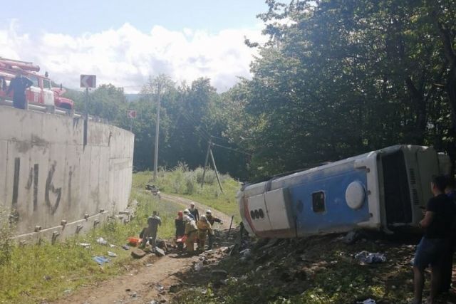 Трех пострадавших в ДТП с автобусом на Кубани доставят в краевую больницу