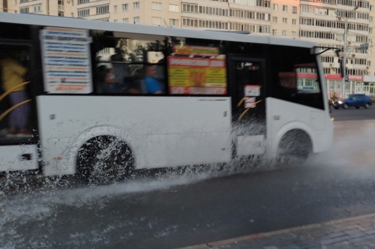 Проспект Октября в Уфе заливает водой из-за коммунальной аварии | АиФ Уфа