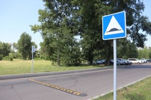 Искусственная неровность заставит водителя сбавить скорость.