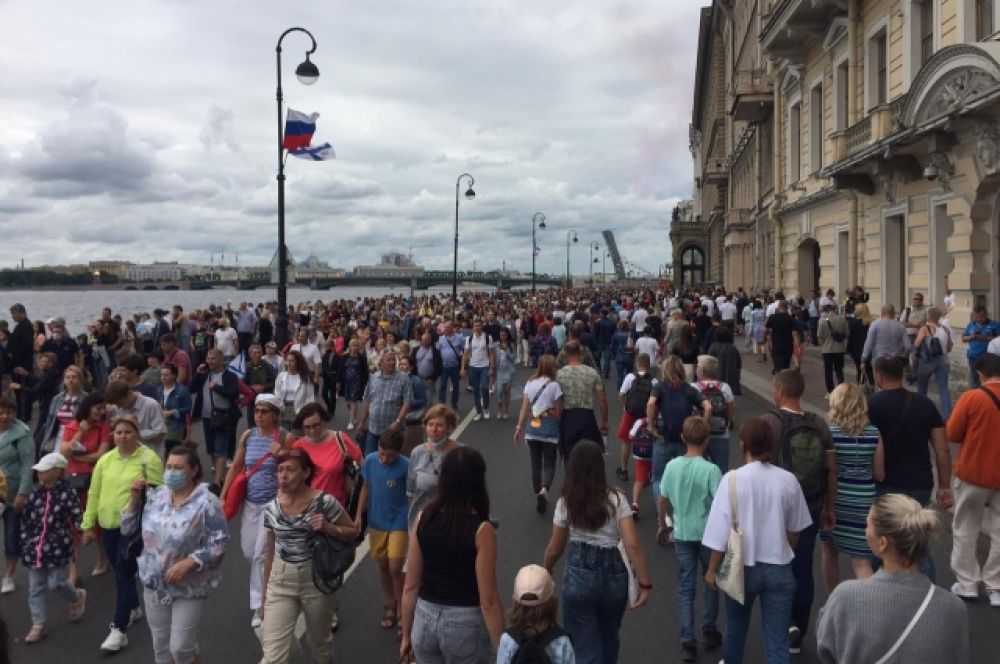 На набережные Невы вышли сотни людей. 