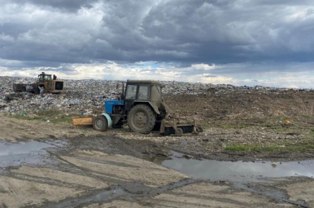 В Новосибирске загорелась мусорная свалка на Гусинобродском шоссе