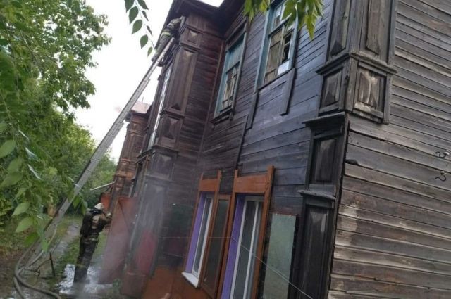 Двухэтажный деревянный жилой дом едва не сгорел в Вольске