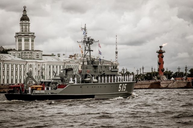 Корабли, вертолеты и толпы зевак. Как в Петербурге прошел День ВМФ-2021