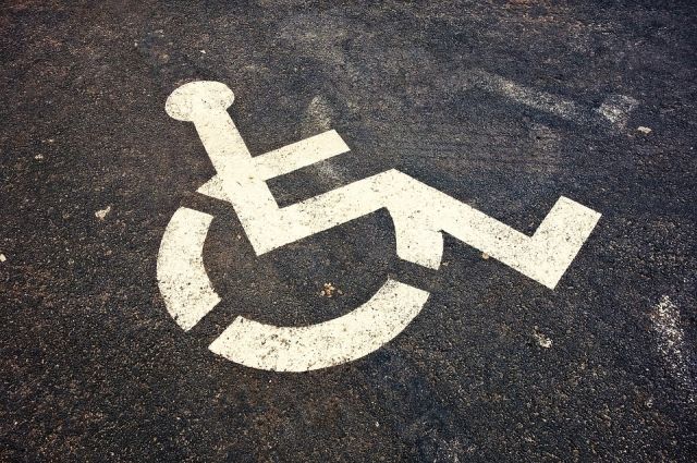 В Казани охранники отказались помочь инвалиду убрать ограждение у парковки