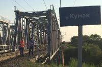 В Оренбуржье 12-летний мальчик получил удар током на железнодорожном мосту через реку Кумак.