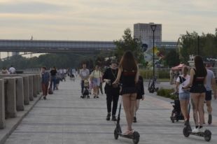 Одни считают появление стройных полуголых девушек в центре города безобидным и даже приятным для глаз событием. Другие уверены: в таком виде появляться на людях стыдно!