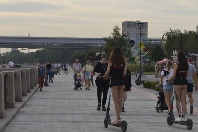 Одни считают появление стройных полуголых девушек в центре города безобидным и даже приятным для глаз событием. Другие уверены: в таком виде появляться на людях стыдно!