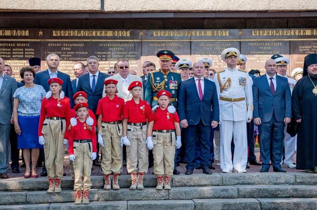 Брянский губернатор возложил цветы к мемориалу обороны Севастополя