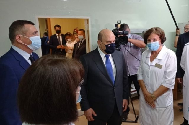 Глава правительства во время рабочей поездки на Итуруп побывал в ЦРБ и ознакомился с работой медицинского учреждения. 