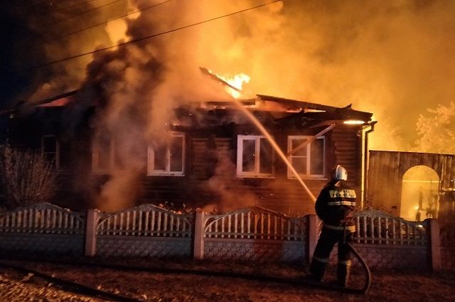 Один мужчина погиб и один пострадал в сгоревших дотла домах в Никологорах