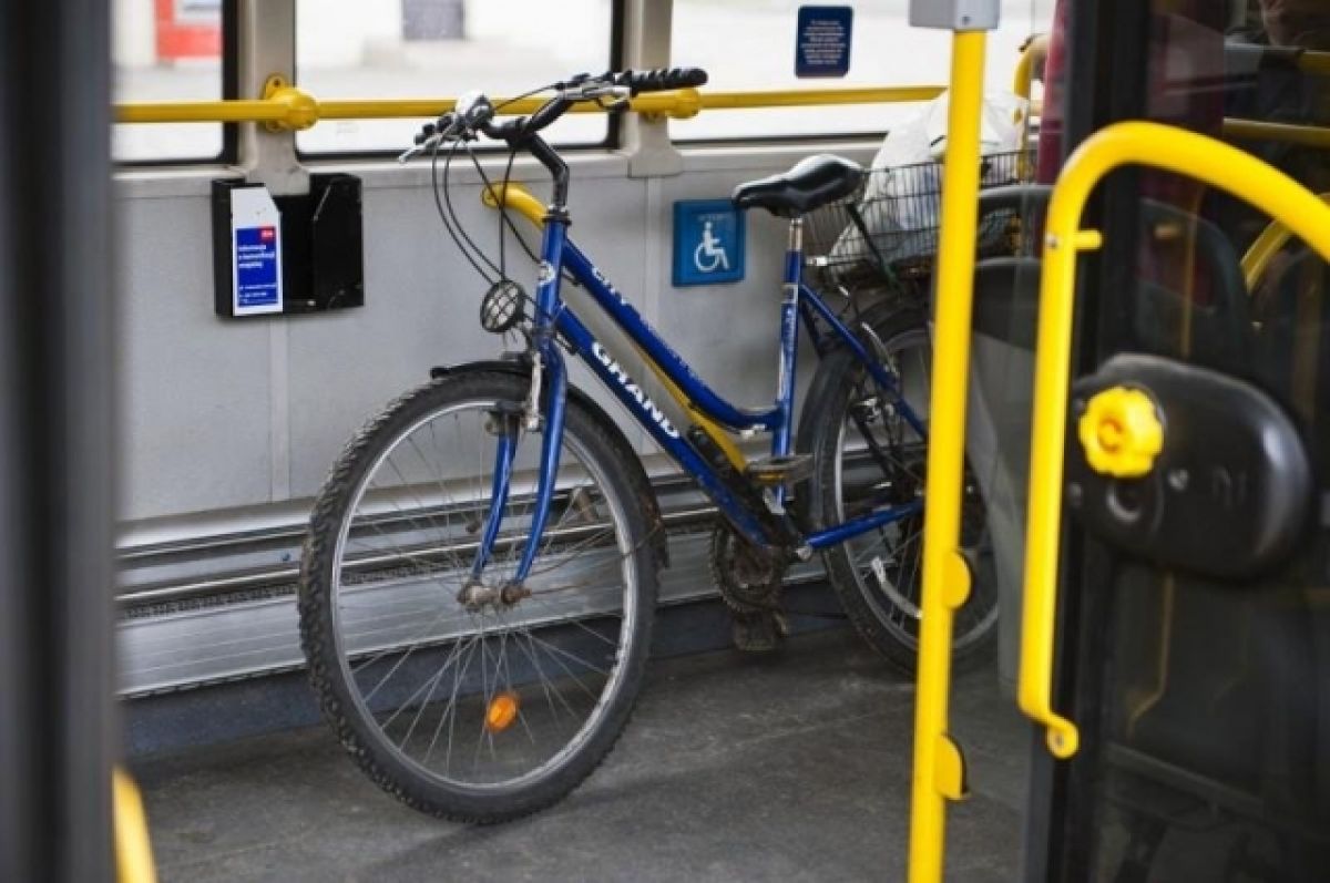 Авито доставка велосипед можно ли. Велосипед в автобусе. Велосипед в маршрутке. Провоз велосипеда в автобусе. Место для велосипедов в автобусе.