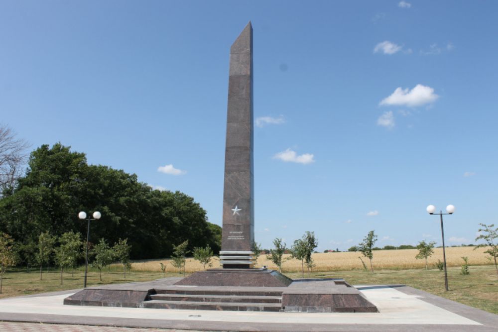 Стела «Острогожск — населенный пункт воинской доблести» на въезде в райцентр