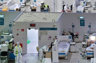 Резервный госпиталь для больных COVID-19 в ледовом дворце «Крылатское».