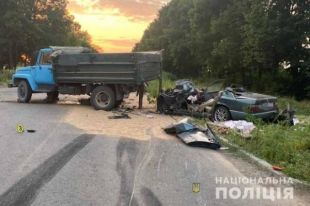 В Винницкой области произошло столкновение легковушки с грузовиком.