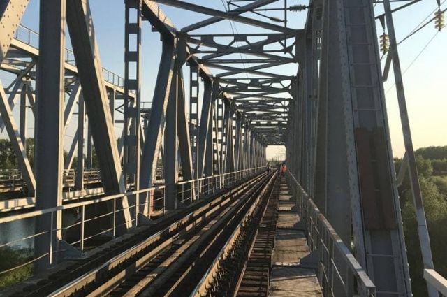 В больнице Орска скончался получивший на железнодорожном мосту удар током мальчик.