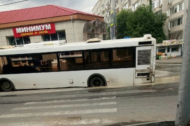 В центре Саратова в яму с водой провалился автобус